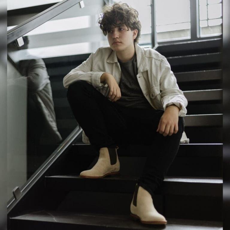 Bota Chelsea de gamuza arena para caballero en uso con outfit casual elegante