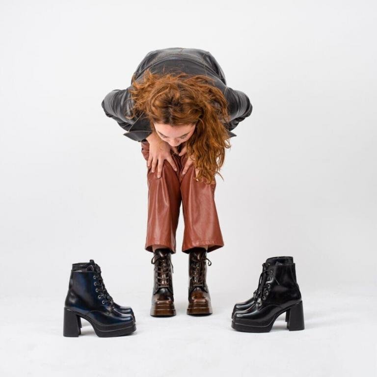 Bota cuadrada de agujetas para mujer café