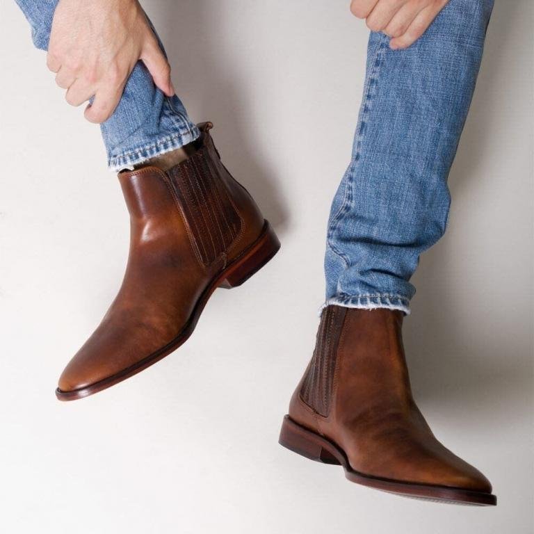 Botín Chelsea de piel para hombre combinado con mezclilla en un look casual elegante