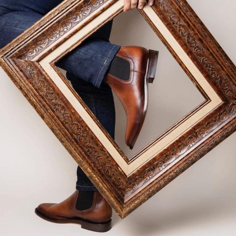 Botín artesanal color café sombra de estilo elegante pensado para un guardarropa masculino sofisticado