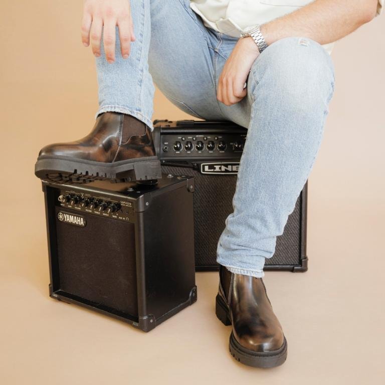 Bota chelsea combat café para hombre combinada con look casual urbano de Dasalo