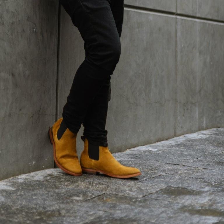 Botas chelsea artesanales para hombre en piel gamuza combinadas con outfit casual