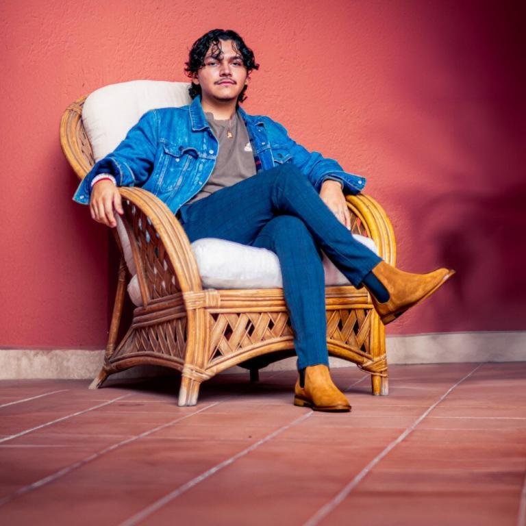 Calzado chelsea para hombre en piel gamuza color oro con diseño artesanal Dasalo