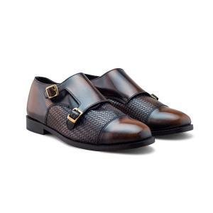 Fino zapato tipo Monkstrap para caballero DASALO, elaborado en fina piel vacuno color camaleón café, suela de cuero natural, bello grabado elegante y casual que daan un toque y estilo único
