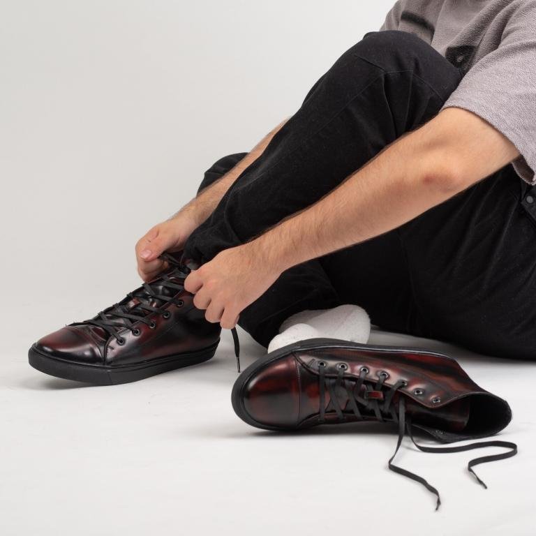 Tenis de piel camaleón vino con suela negra