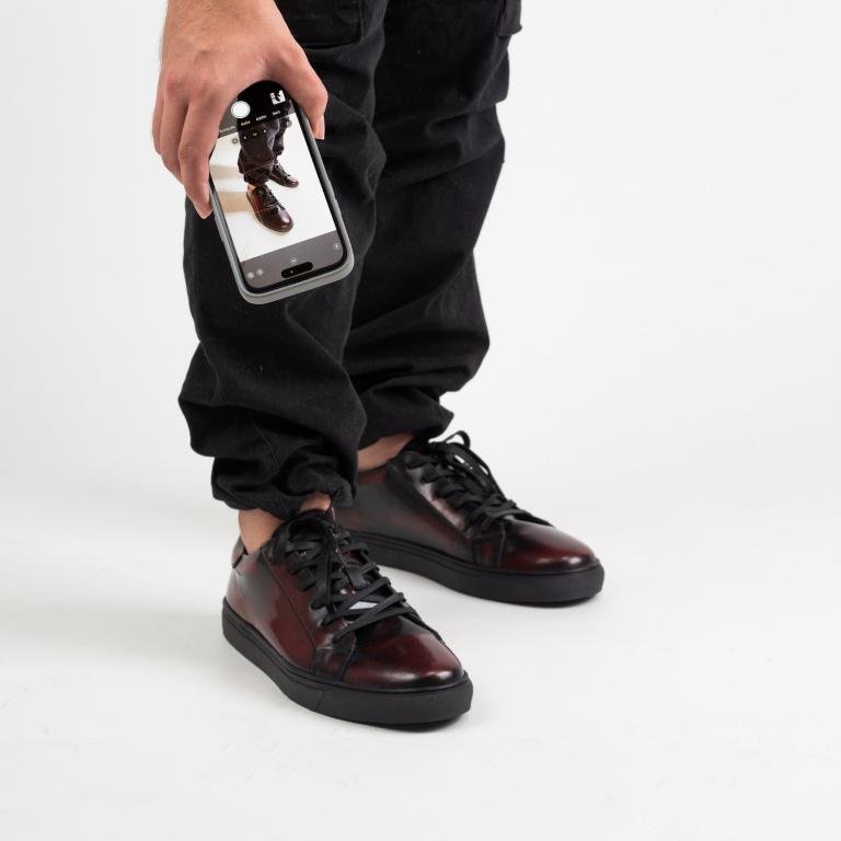 Tenis de piel camaleón vino combinados en look urbano casual para hombre