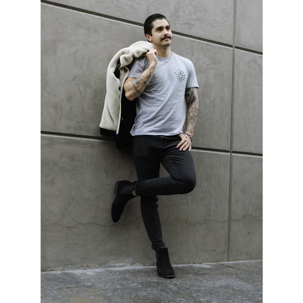 Botín Chelsea negro de gamuza combinado con outfit casual para caballero