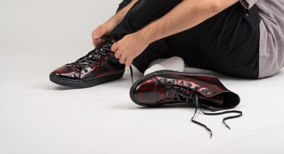 Sneaker Tipo Bota En Piel Vacuno Para Hombre Con Acabado Camaleón Vino Y Suela Negra Dasalo