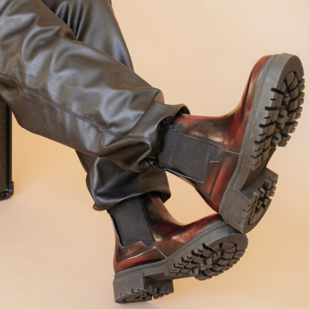 Botín Chelsea urbano para hombre fabricado en piel camaleón vino ideal para looks casuales y versátiles