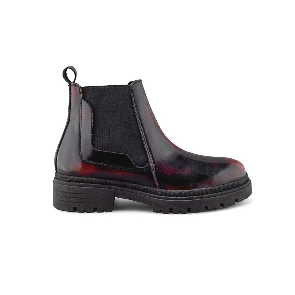 Botín Chelsea de estilo urbano elegante en piel camaleón vino con diseño contemporáneo y elásticos laterales
