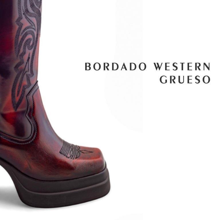 Detalle del bordado western grueso en una bota vaquera cuadrada para mujer, diseñado para equilibrar carácter, robustez y estilo.