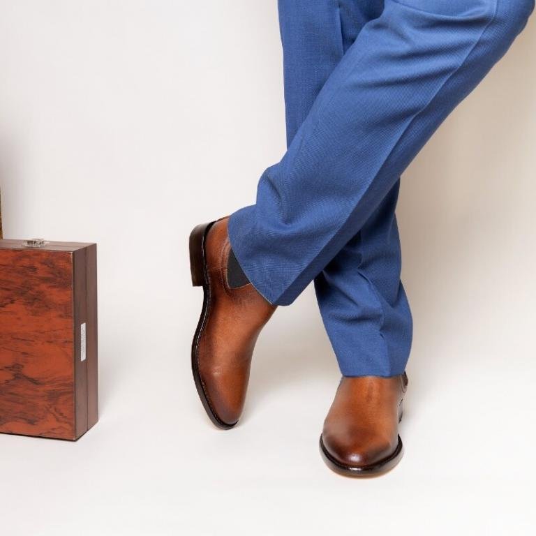 Botas Chelsea de piel para hombre en un outfit formal con pantalón de vestir