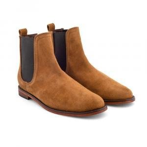 botas chelsea para hombre en piel gamuza café con elásticos laterales estilo clásico
