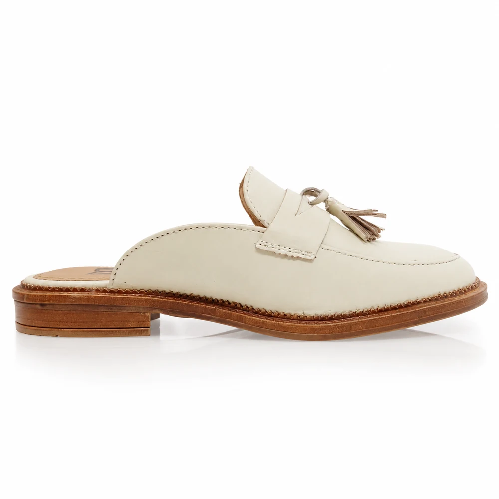 Zapato sandalia mule de dama de piel color blanco beige marca DASALO