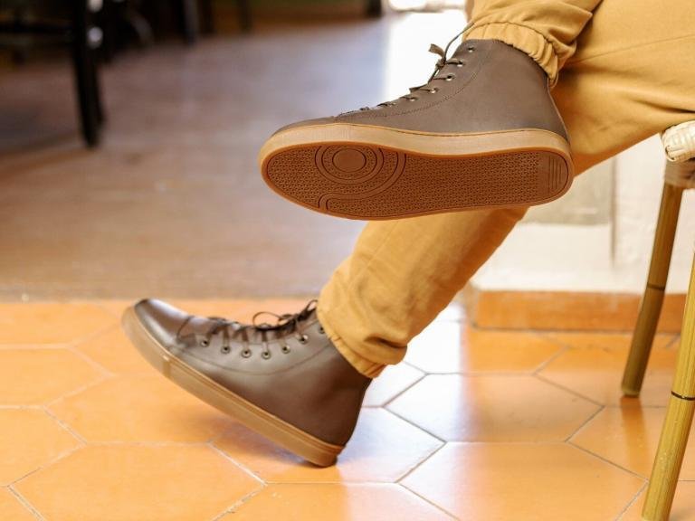 Tenis tipo bota de piel para hombre combinados con pantalón recto