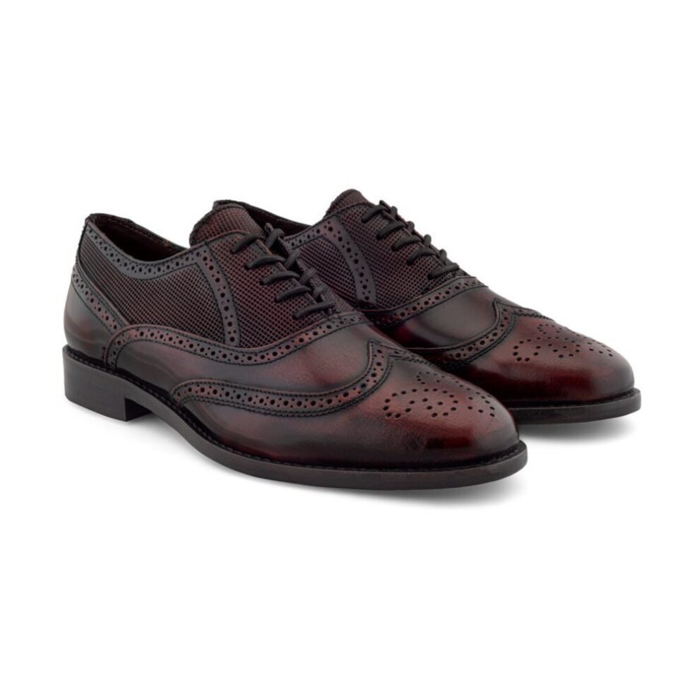 Zapatos bostonianos vino para hombre en piel vacuno con acabado artesanal y diseño brogue