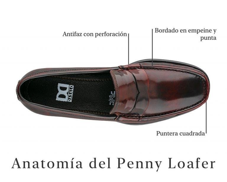 Detalle Superior De Penny Loafer En Piel Vacuno Color Vino Mostrando Antifaz, Bordado En Empeine Y Puntera Cuadrada