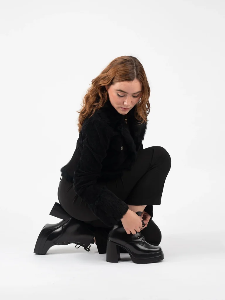 Botas negras de piel con plataforma cuadrada y tacón de mujer