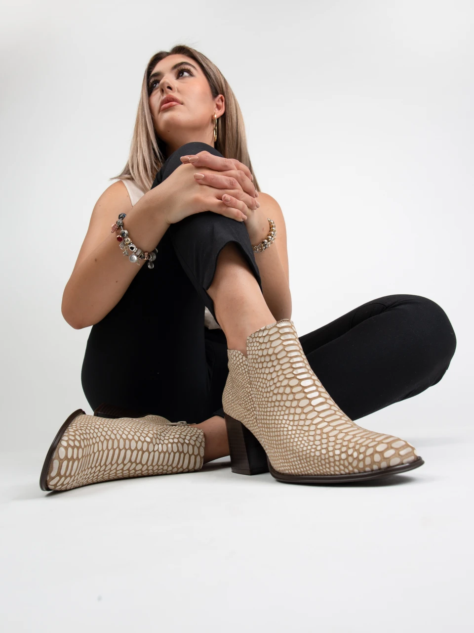 Botines de piel para mujer color hueso con grabado tipo cobra