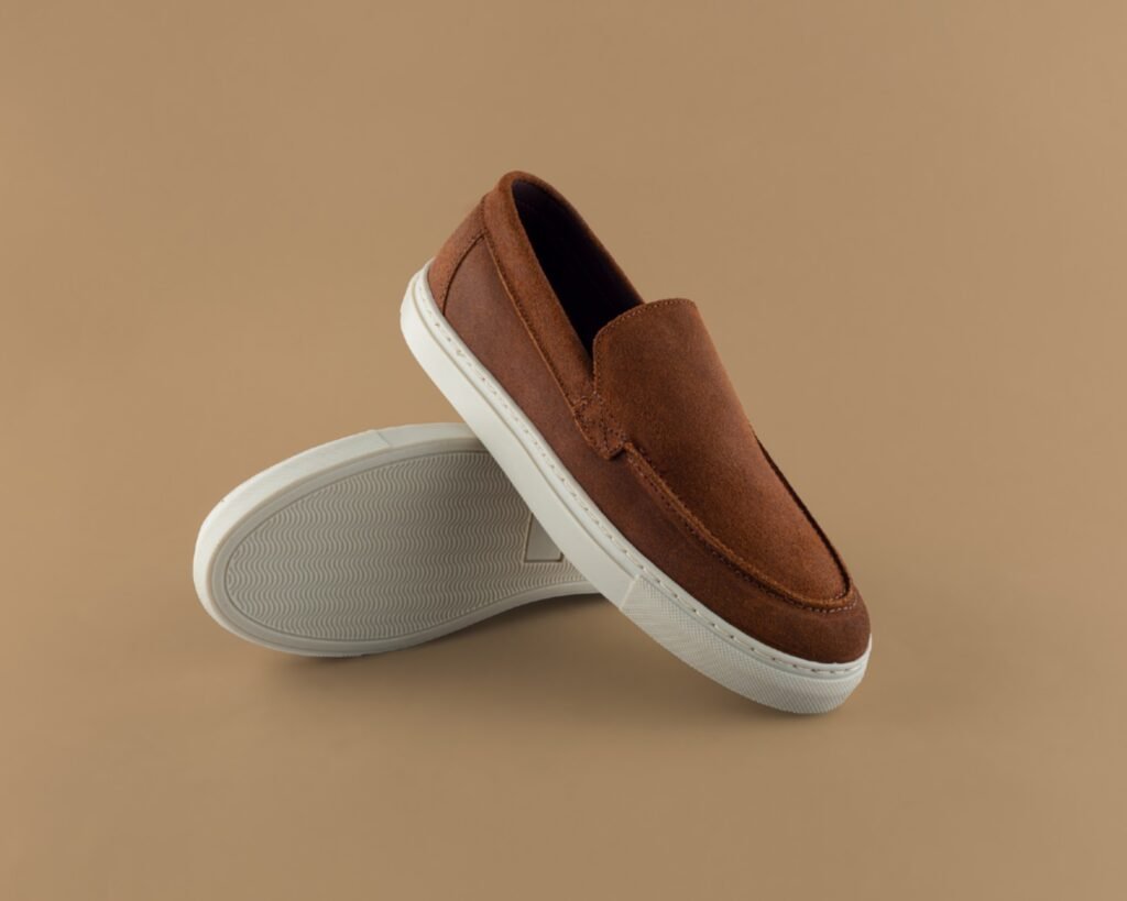 Mocasines de gamuza color café con suela clara, diseño ligero y cómodo ideal para clima caluroso