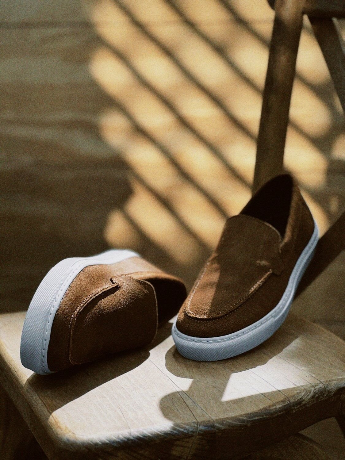 Mocasines de gamuza color café con suela clara, ideales para el calor y uso diario en verano