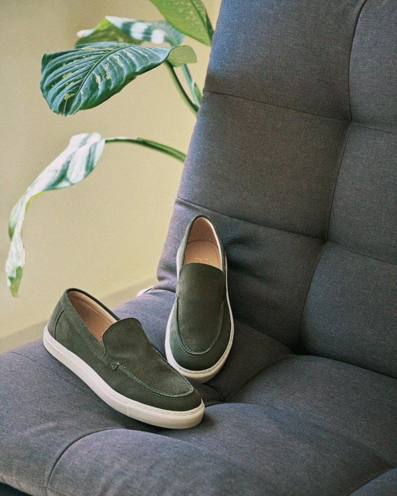 Mocasines de gamuza para hombre en ambiente elegante, ideales para usar en clima cálido con estilo relajado y sofisticado