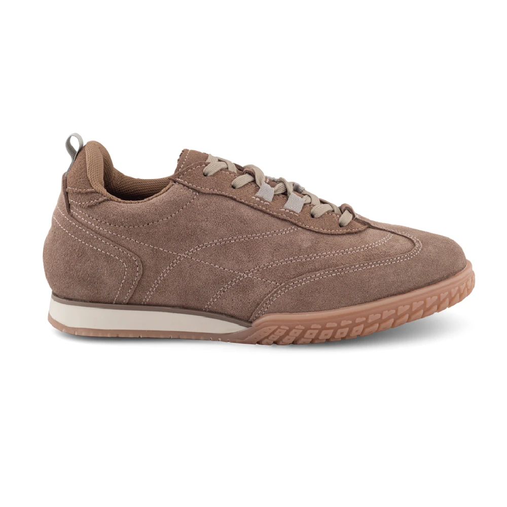 Tenis café de piel vacuno gamuza para hombre con diseño versátil para uso diario.