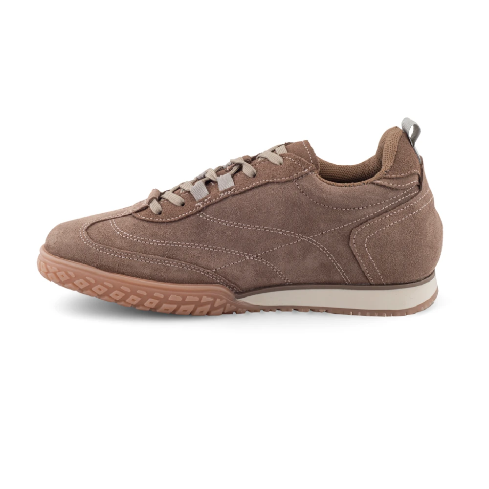 Tenis casual de piel gamuza café
