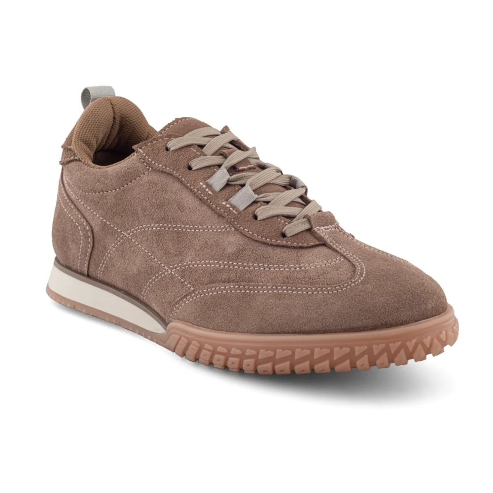 Tenis casual de gamuza café para hombre con silueta de perfil bajo y acabado premium.