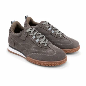 Tenis de gamuza café para hombre elaborado en piel vacuno con diseño casual premium y suela ligera.