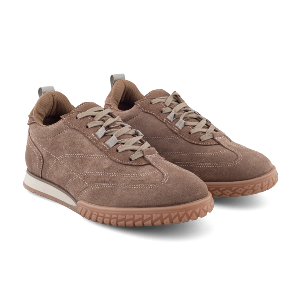 Tenis de gamuza café para hombre elaborado en piel vacuno con diseño casual premium y suela ligera.