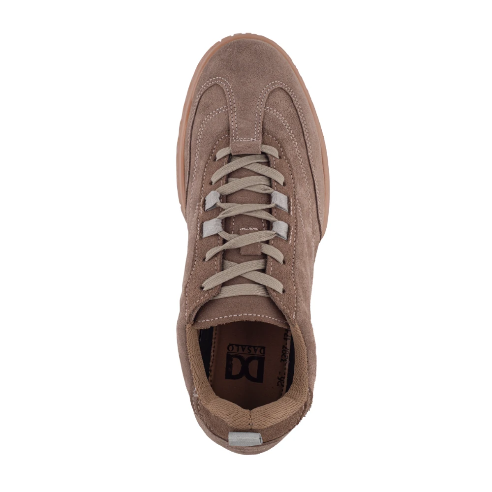 Tenis de perfil bajo elaborado en gamuza café para hombre con estilo casual contemporáneo.