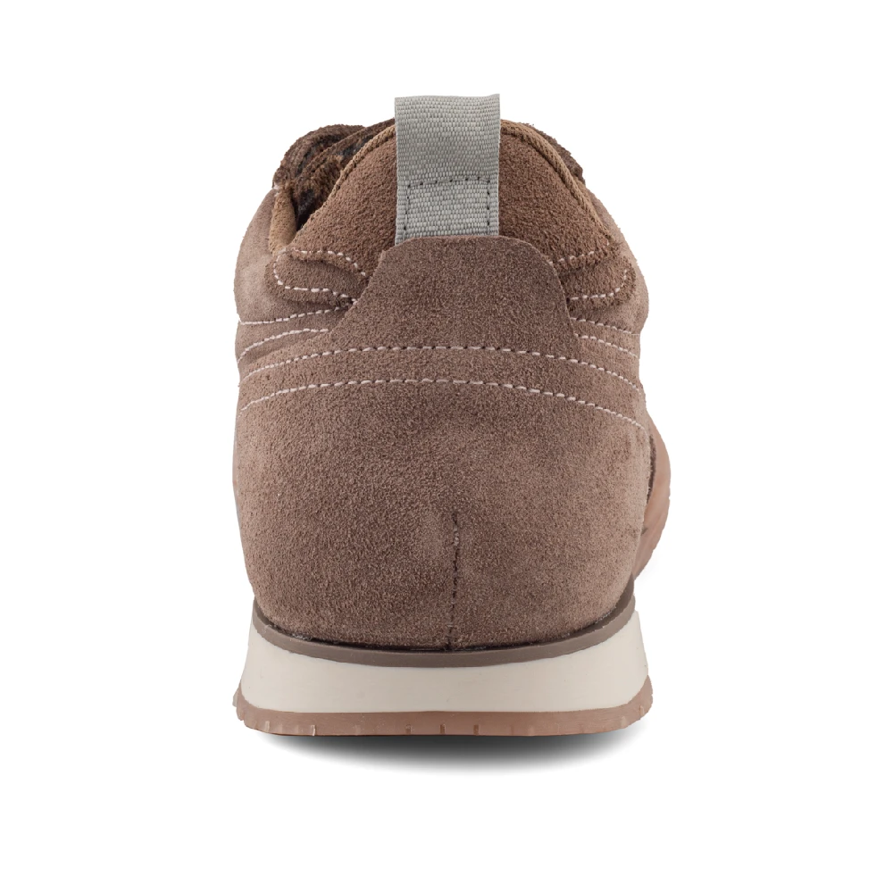 Tenis premium de gamuza café para hombre con suela ligera de goma y fabricación mexicana.