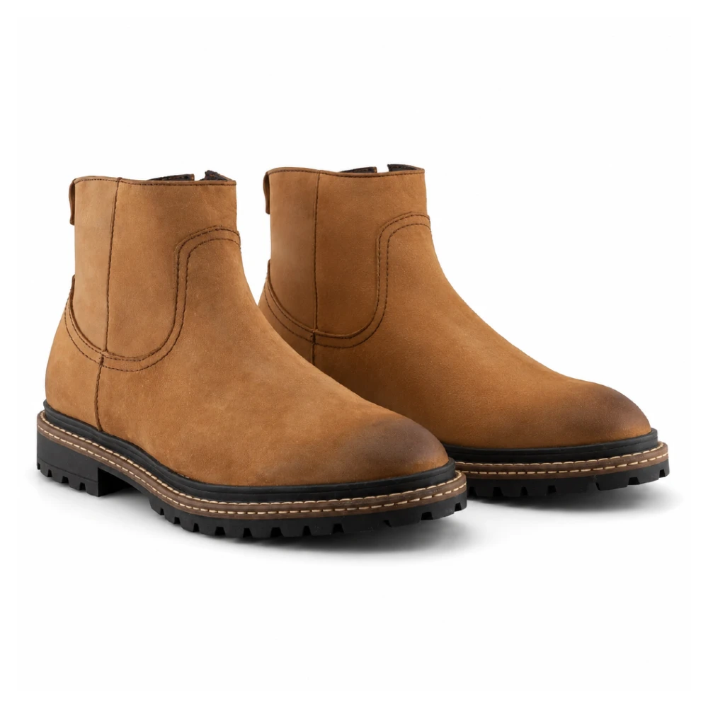 Botí­n Piel Gamuza Café Claro, elaborado en piel nobuck con diseño contemporáneo, ajuste con cierre lateral y suela robusta para uso casual diario.