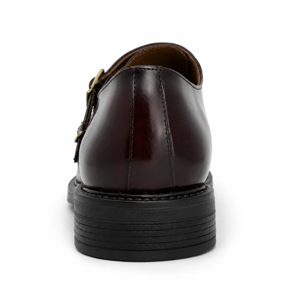 Detalle posterior de zapato elegante para hombre color vino