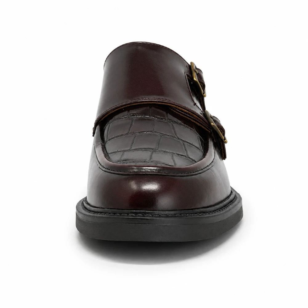 Detalle frontal de monkstrap vino con textura tipo cocodrilo