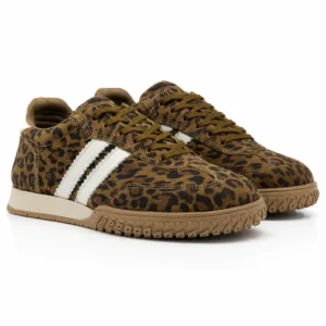 Par de tenis para mujer con animal print tipo leopardo, detalles blancos y suela de goma antiderrapante