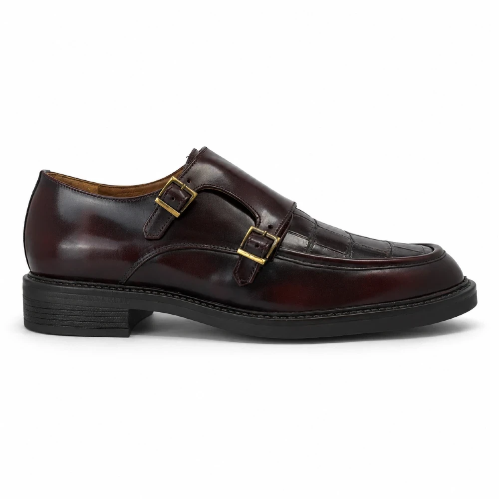 Zapato formal de doble hebilla con grabado tipo cocodrilo