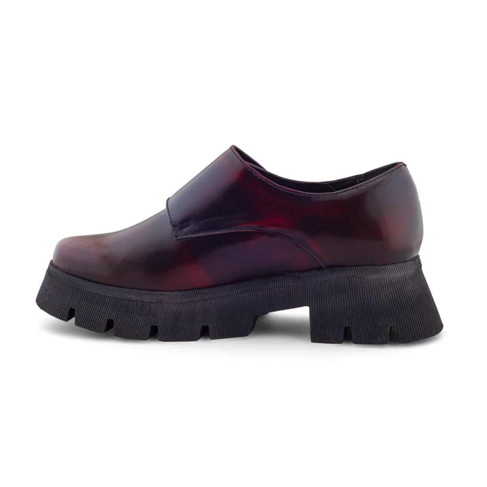 Calzado monkstrap para mujer en piel vacuno camaleón con silueta cerrada y suela robusta.
