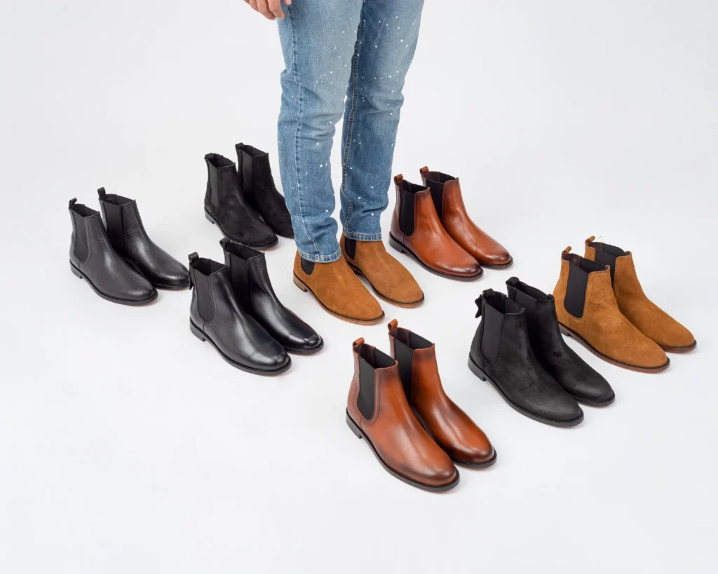Botines Chelsea para hombre en negro, coñac, tabaco y otros tonos café, mostrando cómo cada color cambia la combinación.