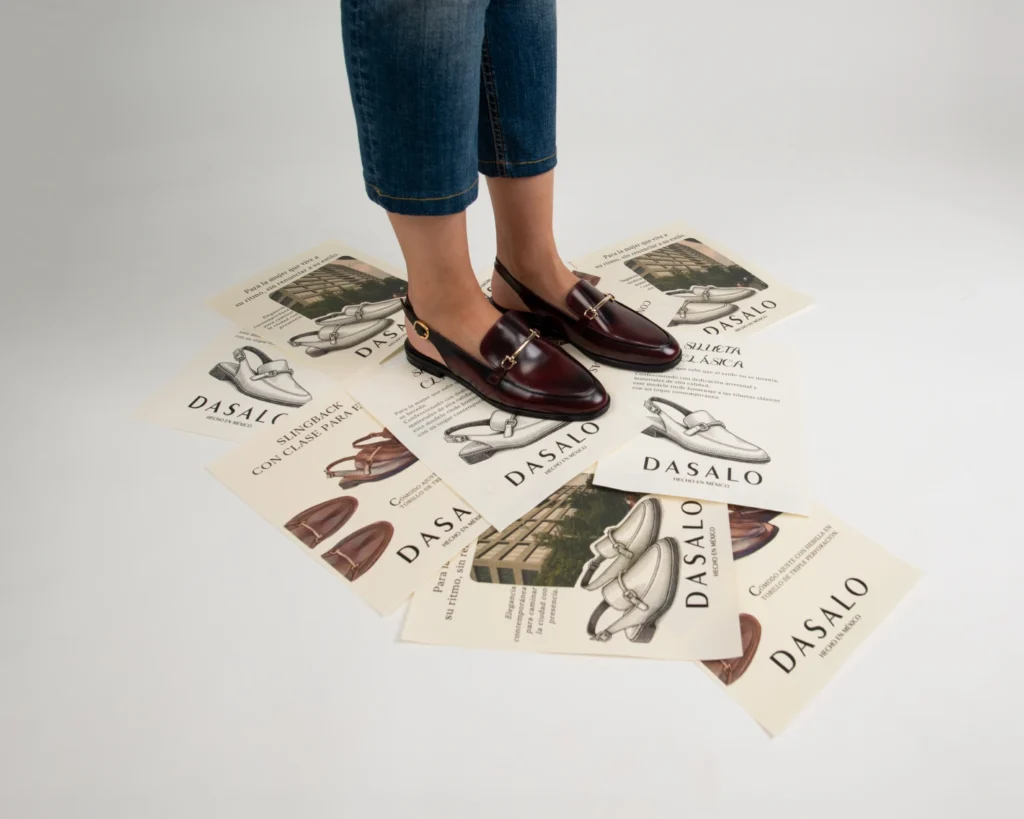 Mocasines destalonados color vino para mujer combinados con mezclilla, mostrando que el tono vino es profundo y fácil de integrar sin verse rojo.