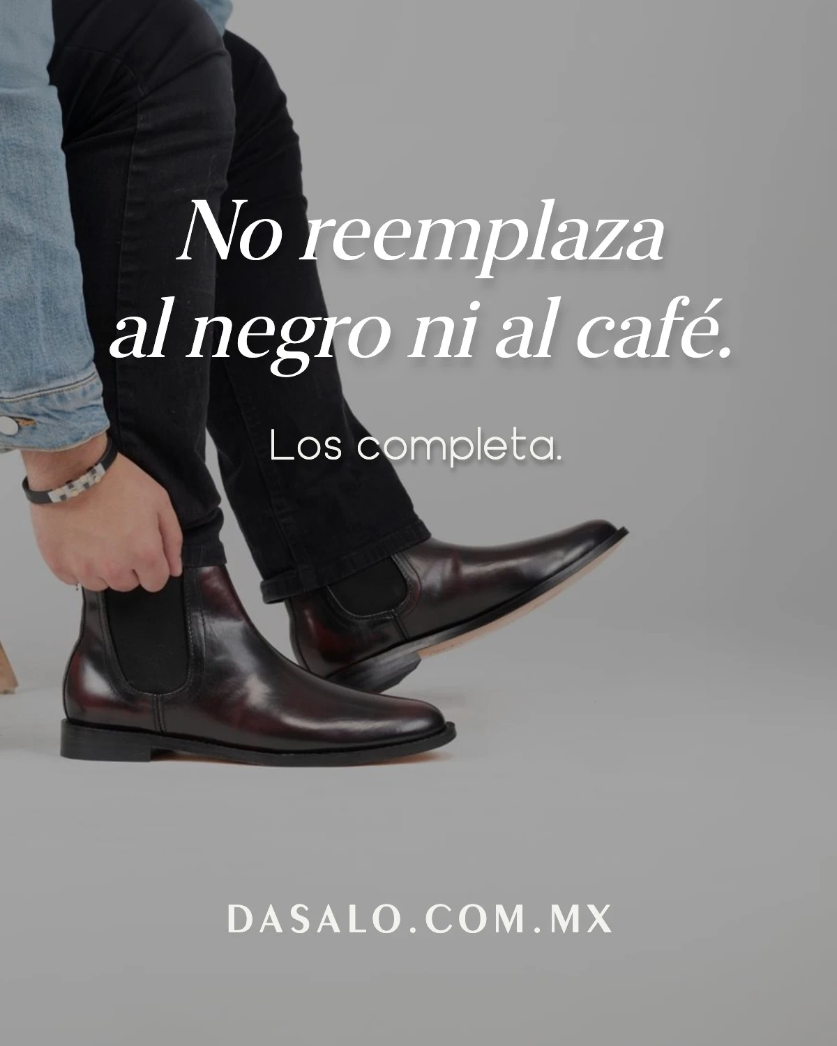 Botines Chelsea color vino para hombre usados con pantalón negro y mezclilla.