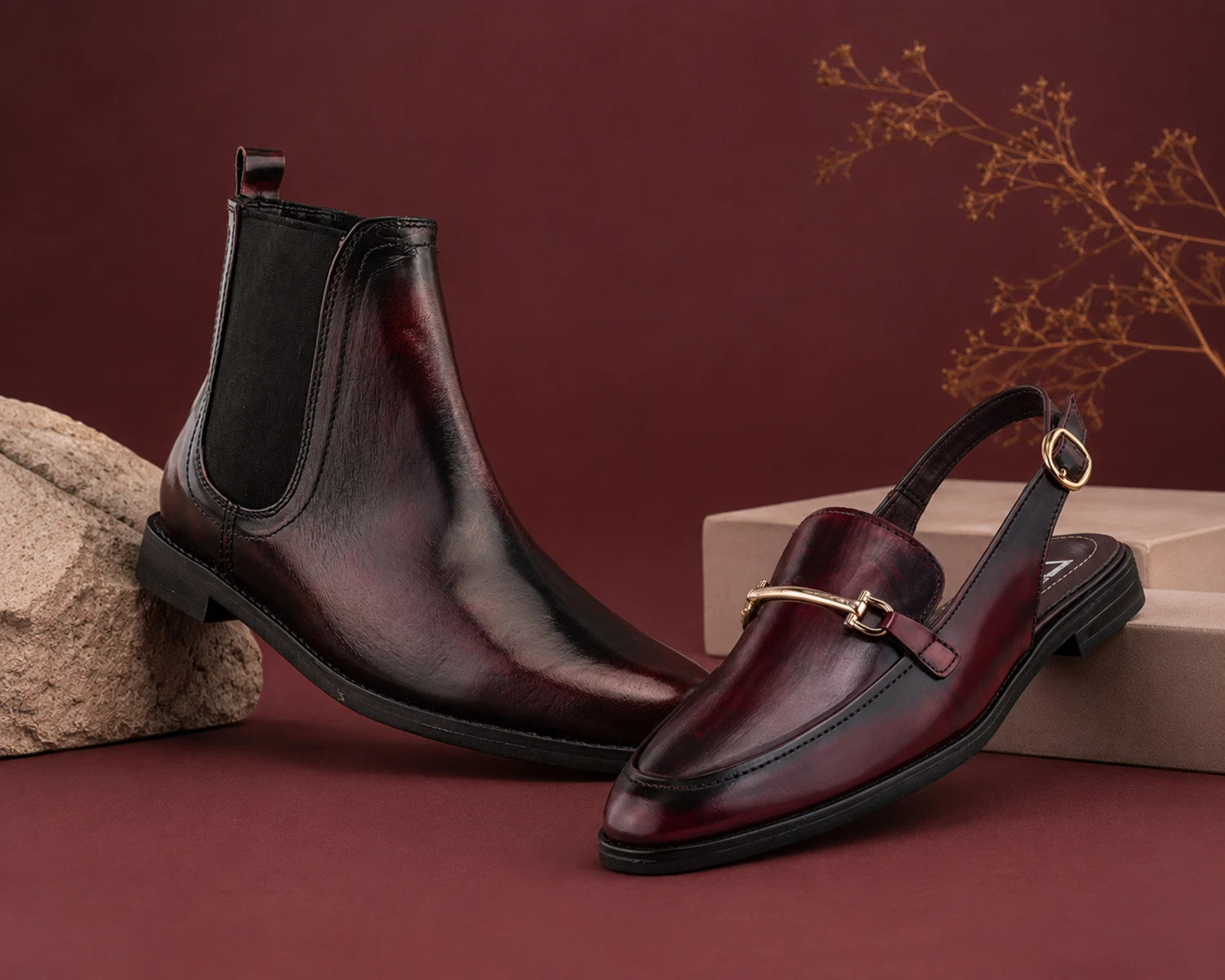 Botín Chelsea para hombre y mocasín destalonado para mujer en color vino camaleón sobre fondo editorial.
