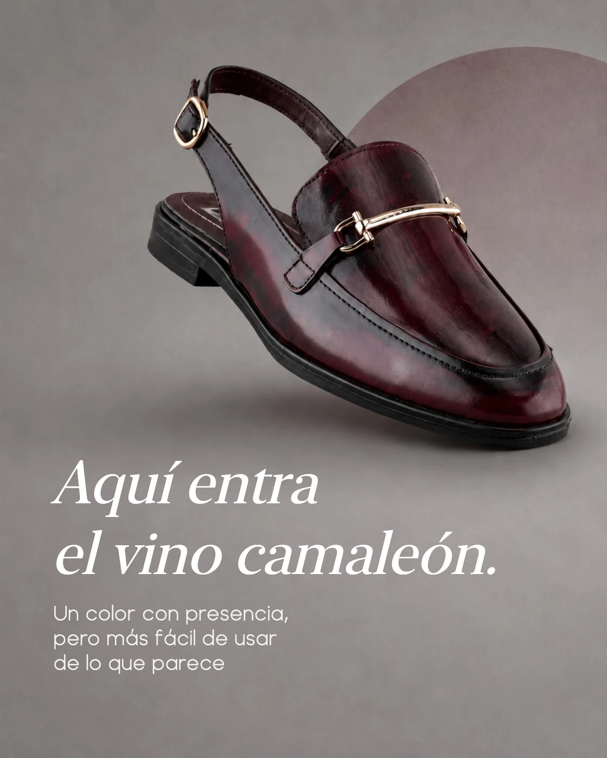 Mocasín destalonado para mujer en color vino camaleón con herraje dorado.