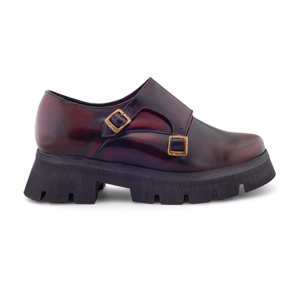 Monkstrap para mujer en piel vacuno vino con hebillas metálicas y suela gruesa de 5.5 cm.
