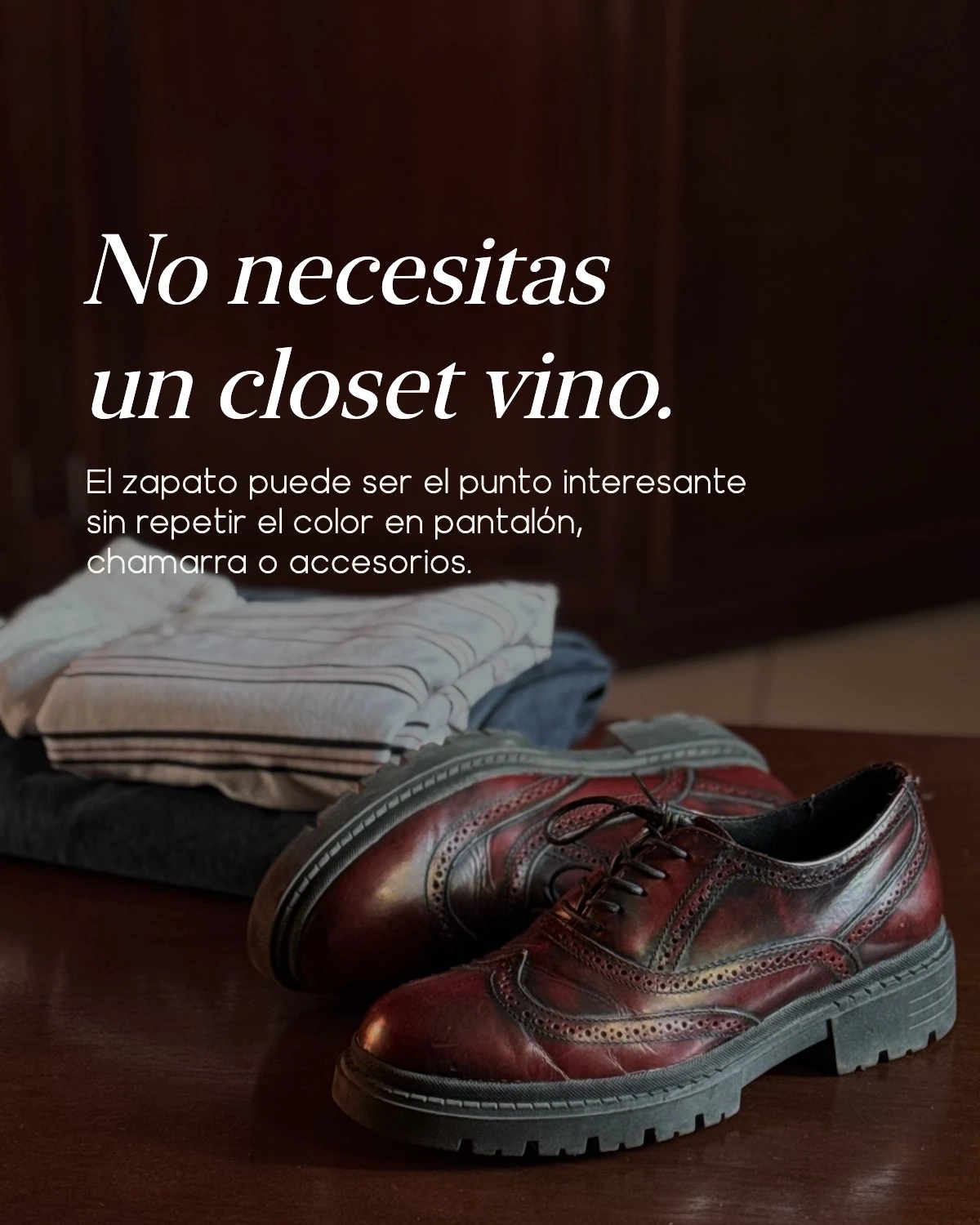 Zapatos bostonianos para mujer en color vino combinados con prendas neutras y mezclilla.