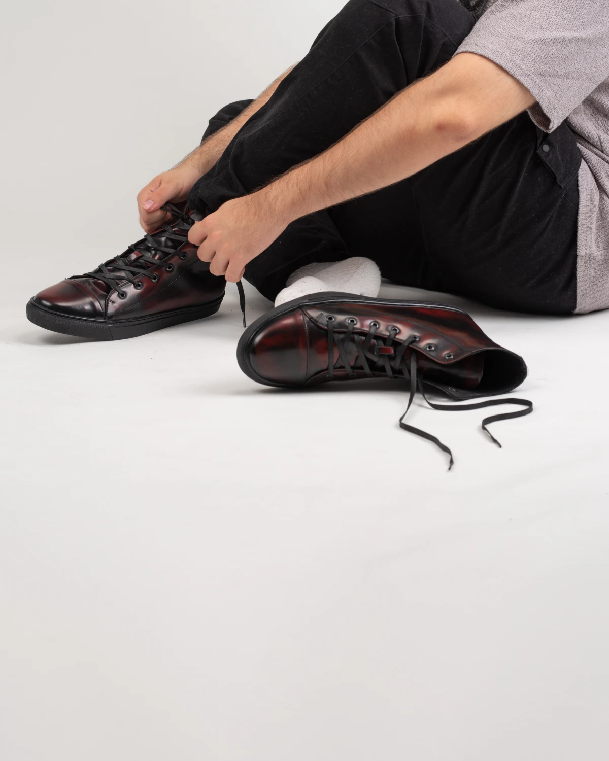 Outfit casual de hombre con tenis vino y camiseta gris