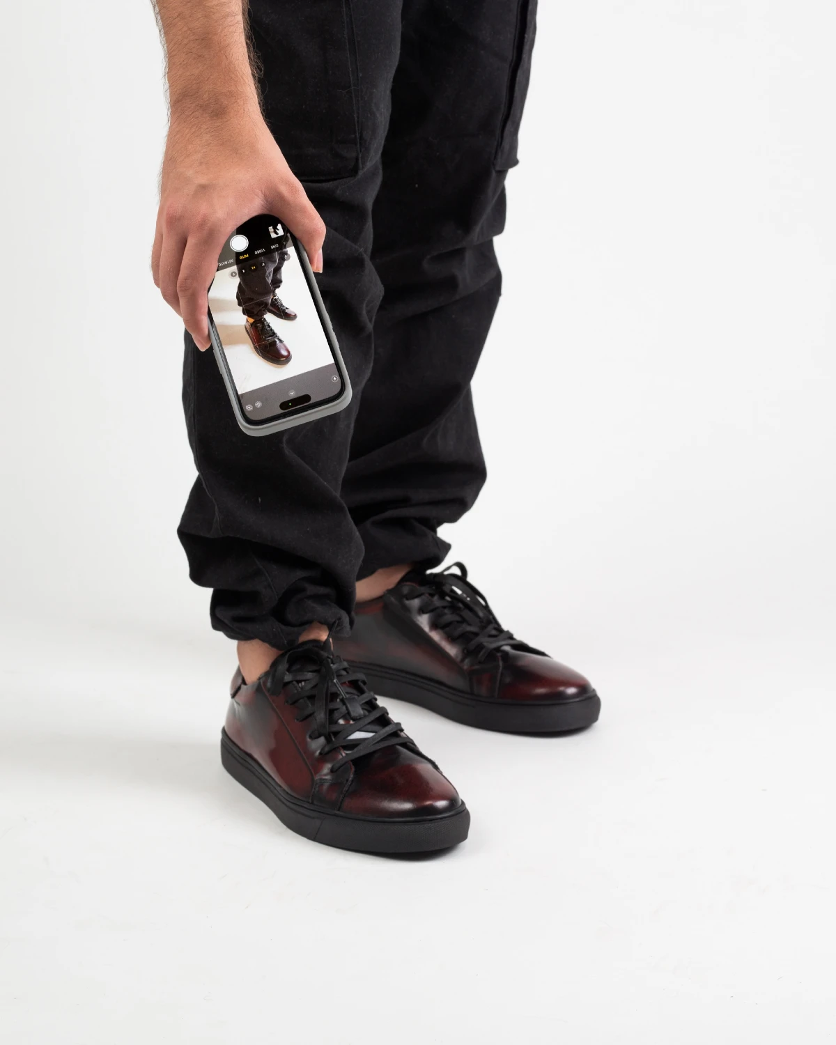 Outfit de hombre con tenis vino y pantalón negro