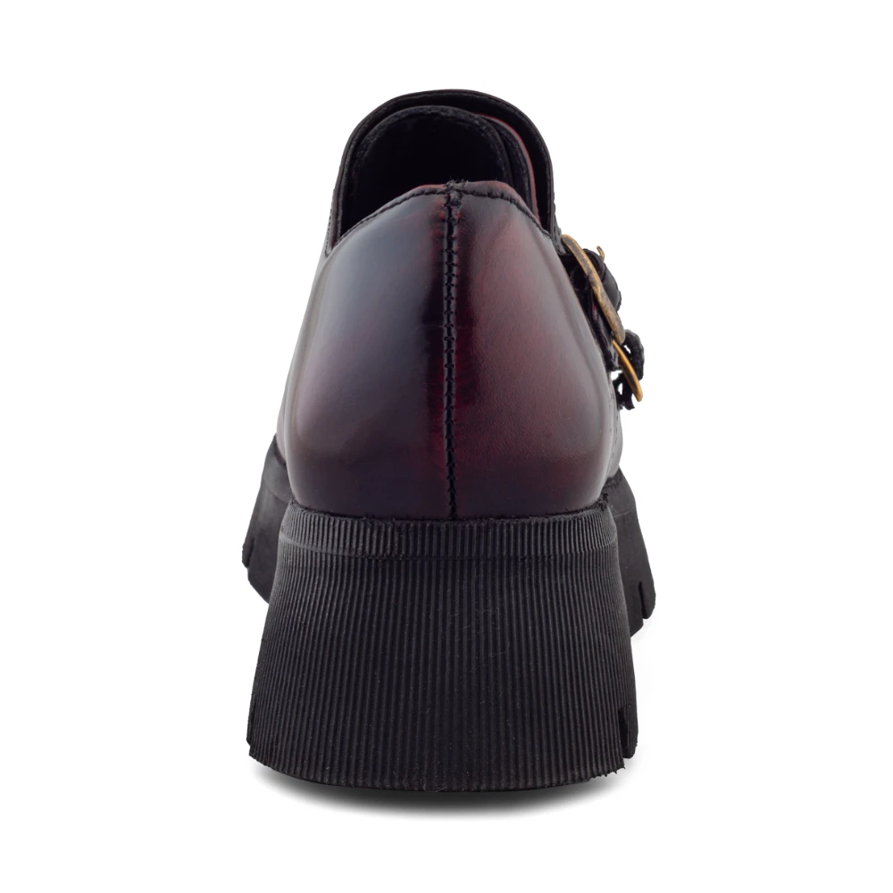 Zapato chunky de piel vino para mujer con talón estructurado y base amplia color negro.
