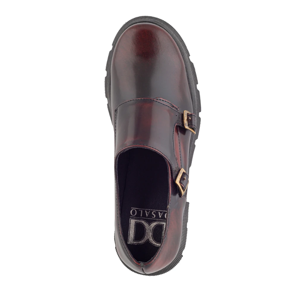 Zapato con hebillas para mujer en piel color vino, punta redondeada y suela chunky negra.
